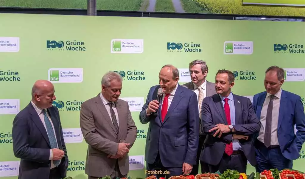 Berlins Regierender Bürgermeister Kai Wegner und Bundesminister für Ernährung, Landwirtschaft und Heimat Alois Rainer stellten sich beim Deutschen Bundesbauernverband dessen heißen Fragen