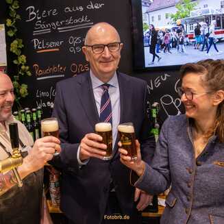 Anstoßen auf den Brandenburg-Tag mit Woidke und Mittelstädt am Stand Finsterwalder Brauhaus bei der Eröffnung des Brandenburg-Tags 2026 in Berlin