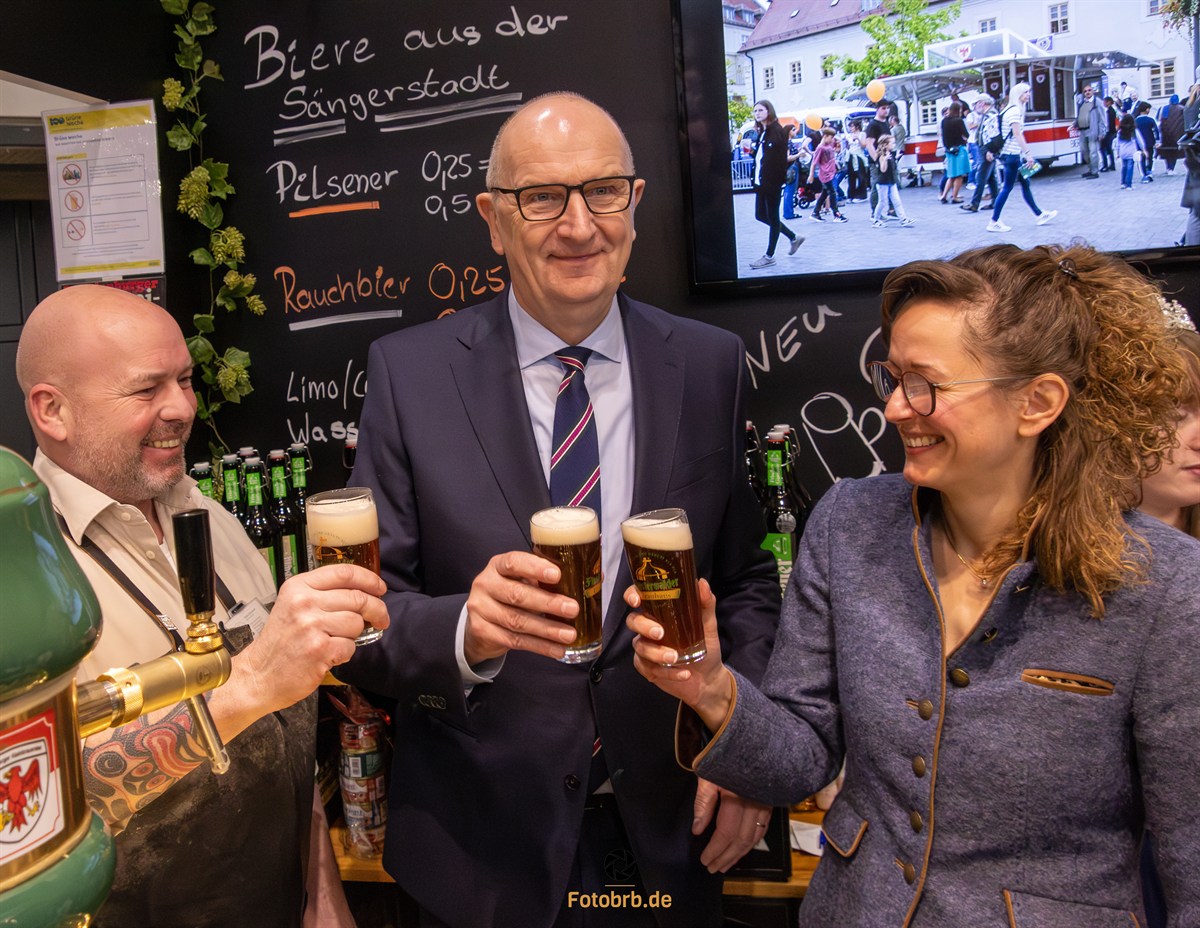 Anstoßen auf den Brandenburg-Tag mit Woidke und Mittelstädt am Stand Finsterwalder Brauhaus bei der Eröffnung des Brandenburg-Tags 2026 in Berlin
