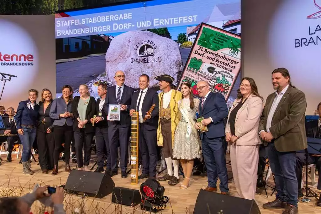 Offizielle Staffelstabübergabe für das 21. Dorf- und Erntefest am 12. September 2026