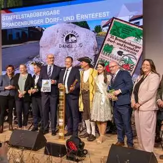 Offizielle Staffelstabübergabe für das 21. Dorf- und Erntefest am 12. September 2026