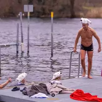 Eiseskälte: Brandenburger Eisbären stürzen sich in die Havel - Fotobrb: Faszination Fotografie aus Brandenburg an der Havel Neujahrsschwimmen_Brandenbuegr_Eisbaeren_2026_12