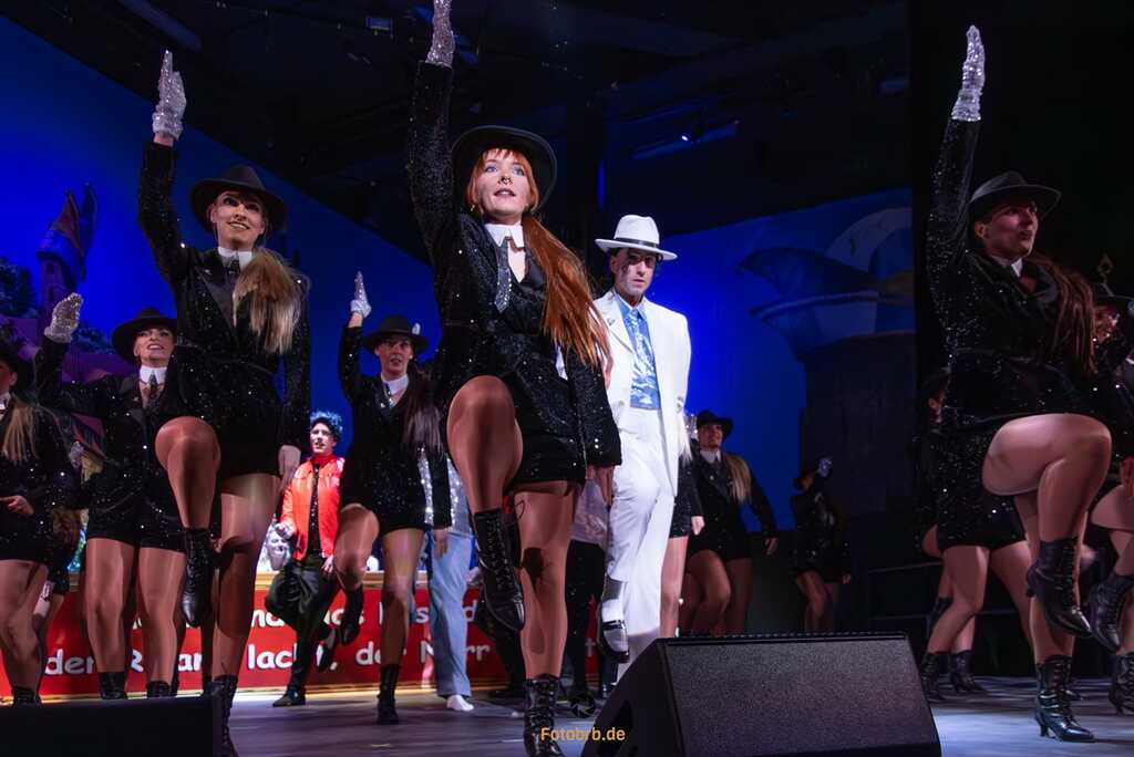 Tanzende Menschen auf einer Bühne.