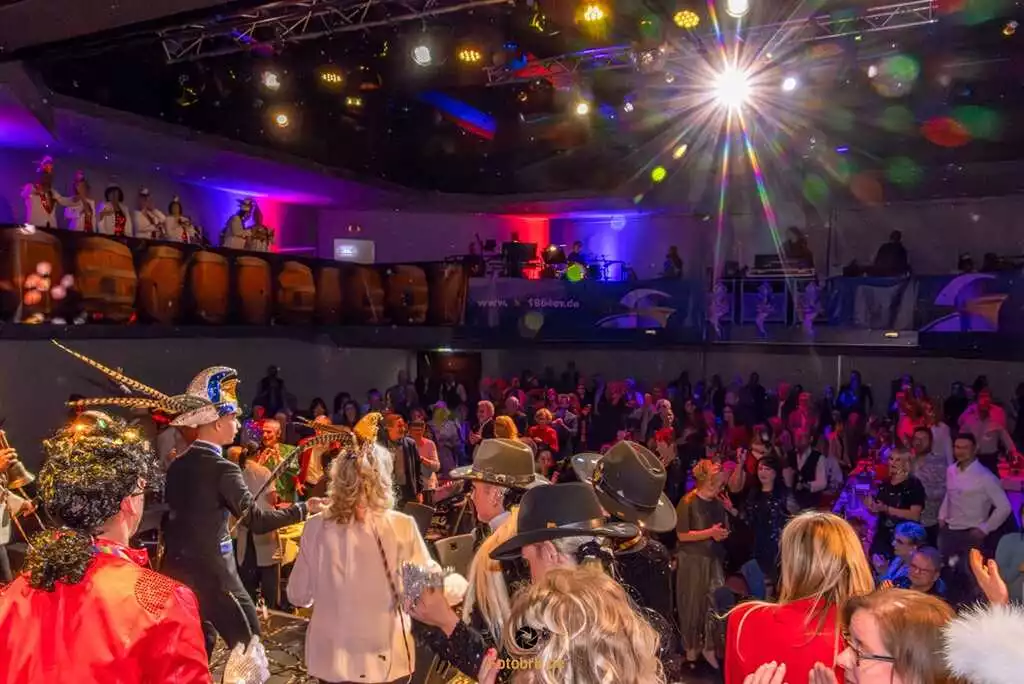 Bunte Karnevalsfeier mit Musikern.