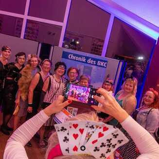 Weiberfastnacht: Mädels feierten den Karneval beim BKC - Fotobrb: Faszination Fotografie aus Brandenburg an der Havel Gruppenselfie auf einer Feier