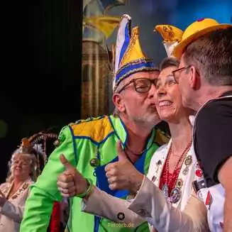 Weiberfastnacht: Mädels feierten den Karneval beim BKC - Fotobrb: Faszination Fotografie aus Brandenburg an der Havel BKC-Präsident Mario Heitz und Senator Toralf Engelbrecht gratulieren Sitzungspräsidentin Nancy Volgler herzlich zu ihrer gelungenen ersten Moderation.