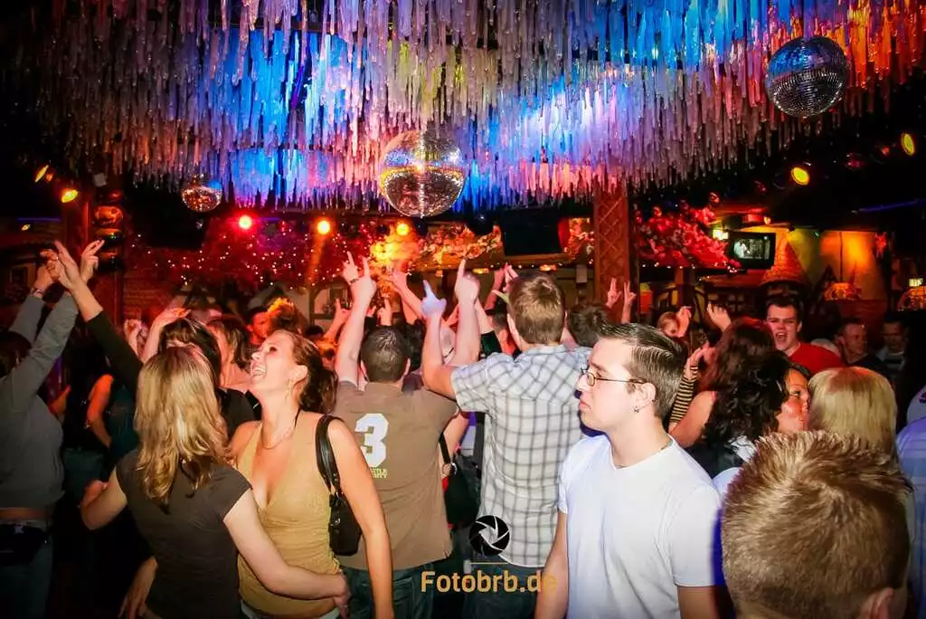 Eröffnungsfeier vom Funpalast mit feiernden Menschen