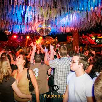 Eröffnungsfeier vom Funpalast mit feiernden Menschen