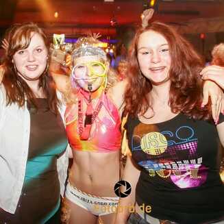 Tanzende Menschen auf einer Party.