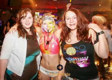 Tanzende Menschen auf einer Party.