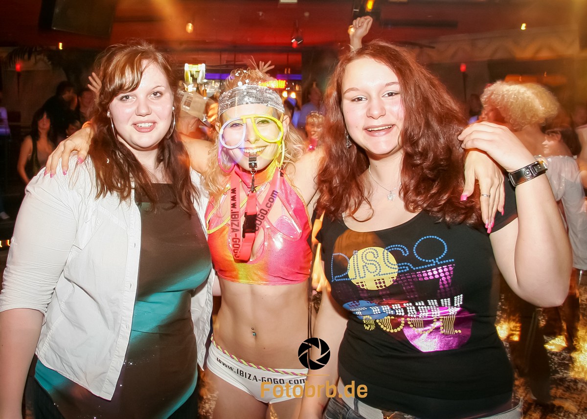 Tanzende Menschen auf einer Party.