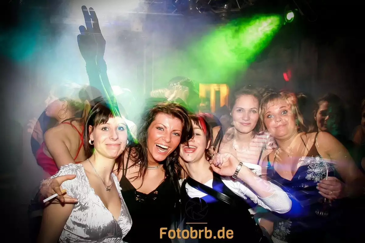 Nachtclubfeier mit tanzenden Menschen