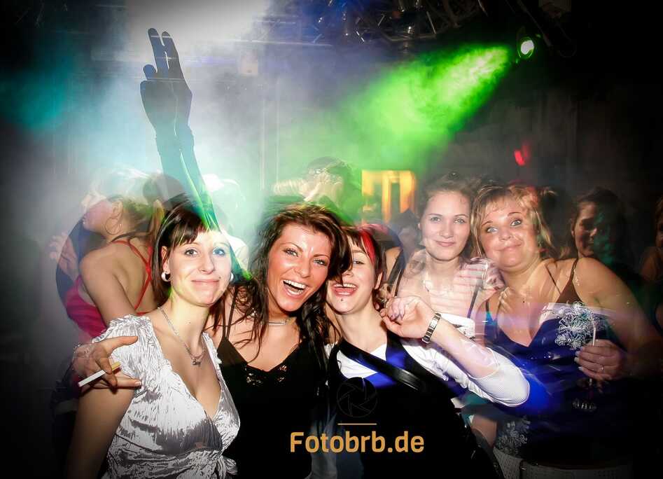 Nachtclubfeier mit tanzenden Menschen