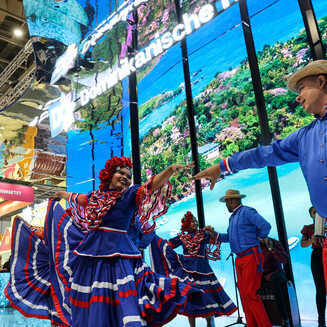 Tanzende Menschen vor großem Bildschirm