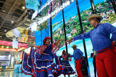 Tanzende Menschen vor großem Bildschirm