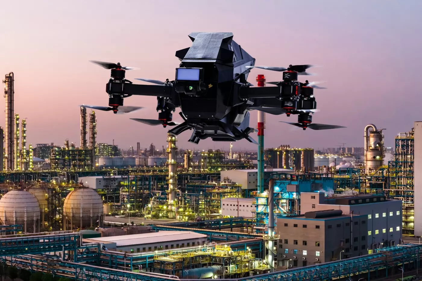 Drohne fliegt über Industrieanlage bei Dämmerung. Modellbild Foto: Heidelberger Druckmaschinen AG