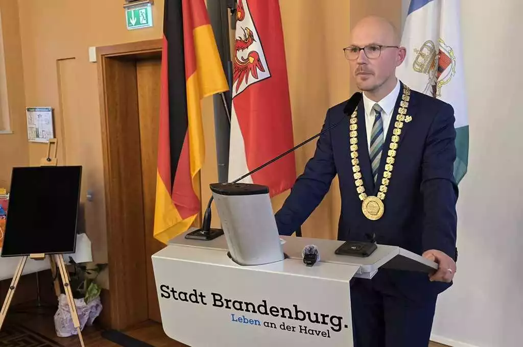 Daniel Keip mit Amtskette bei seiner Ansprache.