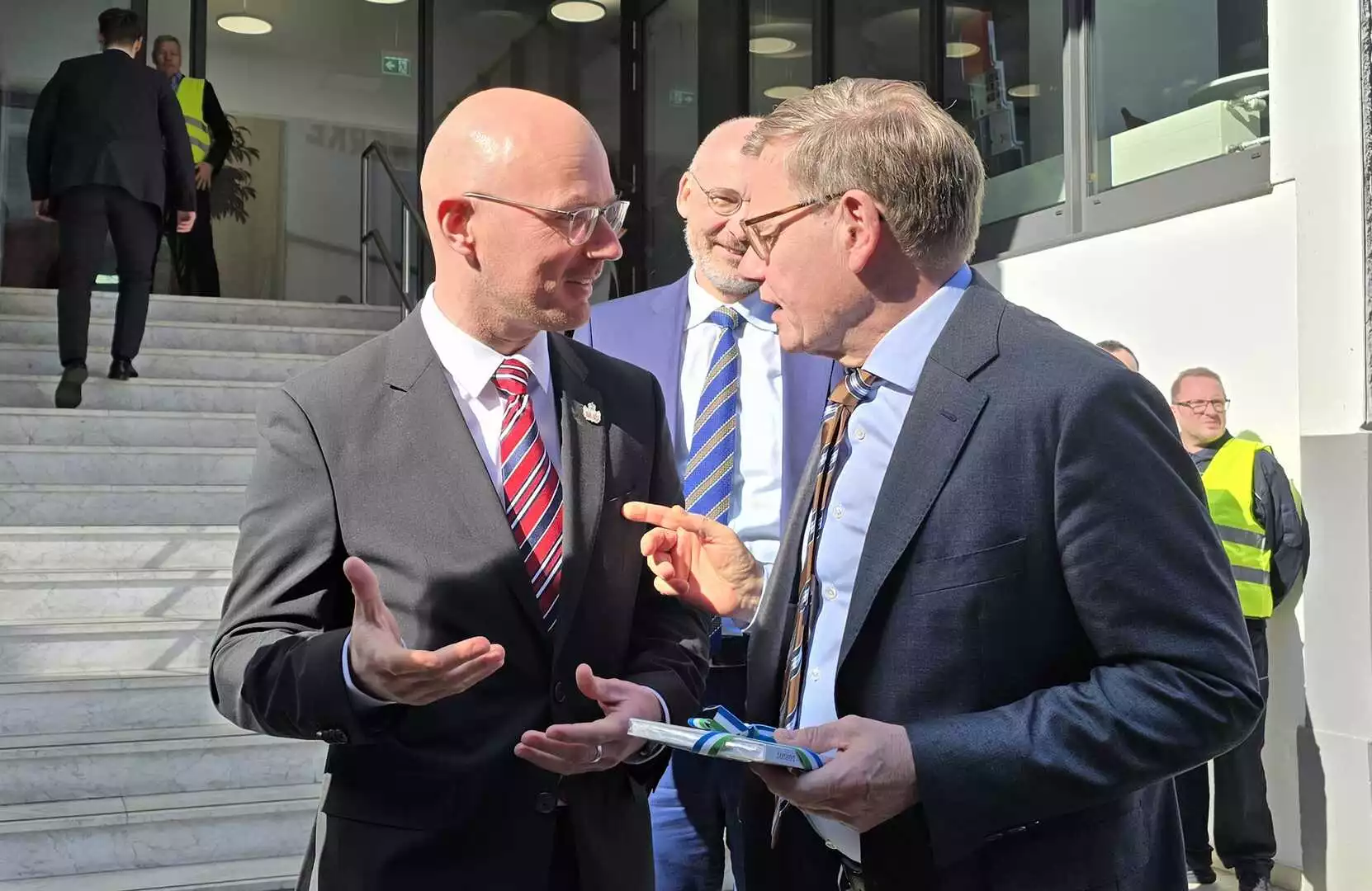 Oberbürgermeister Daniel Keip überrascht Bundesaußenminister Wadephul bei der Begrüßung. © Stadt Brandenburg an der Havel / Th. Messerschmidt