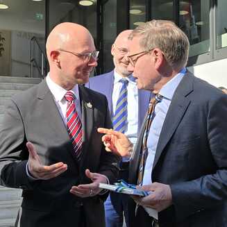 Oberbürgermeister Daniel Keip überrascht Bundesaußenminister Wadephul bei der Begrüßung. © Stadt Brandenburg an der Havel / Th. Messerschmidt