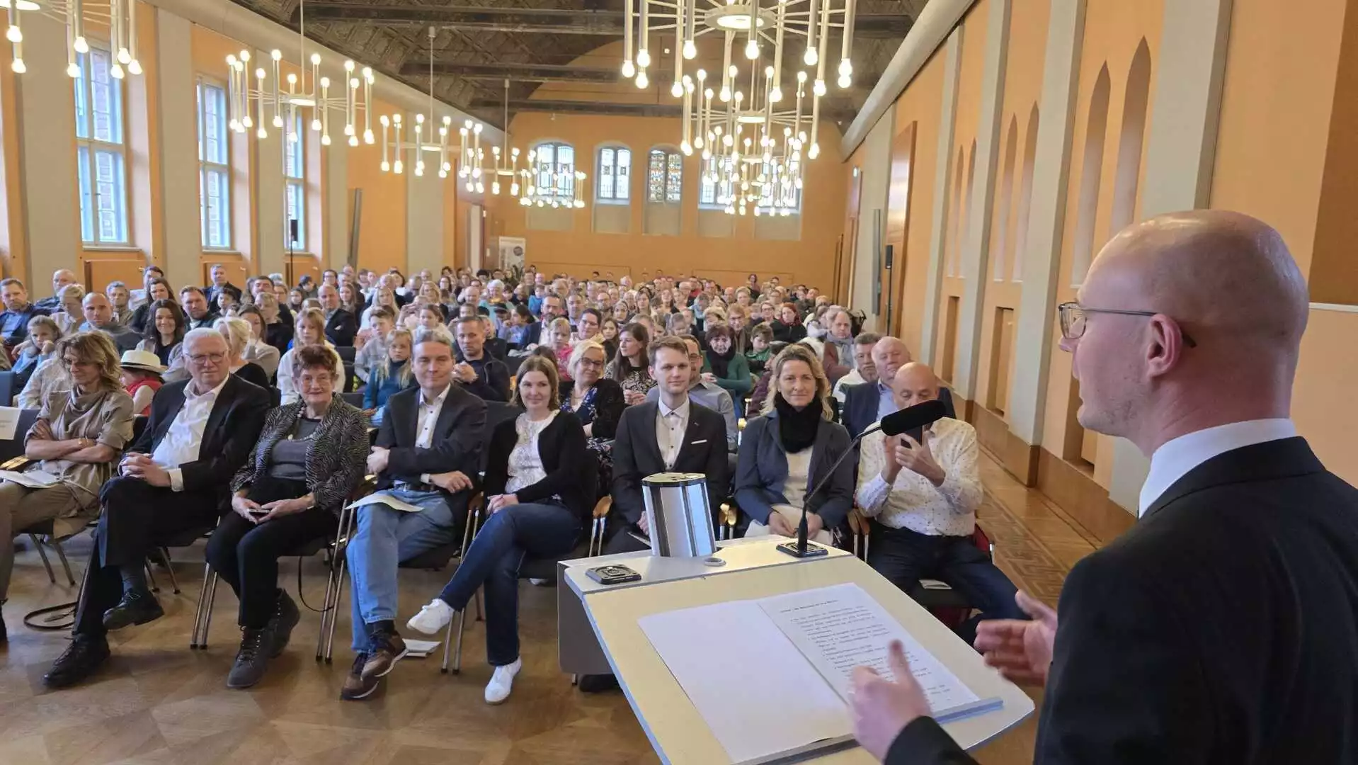 Oberbürgermeister Daniel Keip gratuliert den Undine-Preisträger © Stadt Brandenburg an der Havel / Th. Messerschmidt