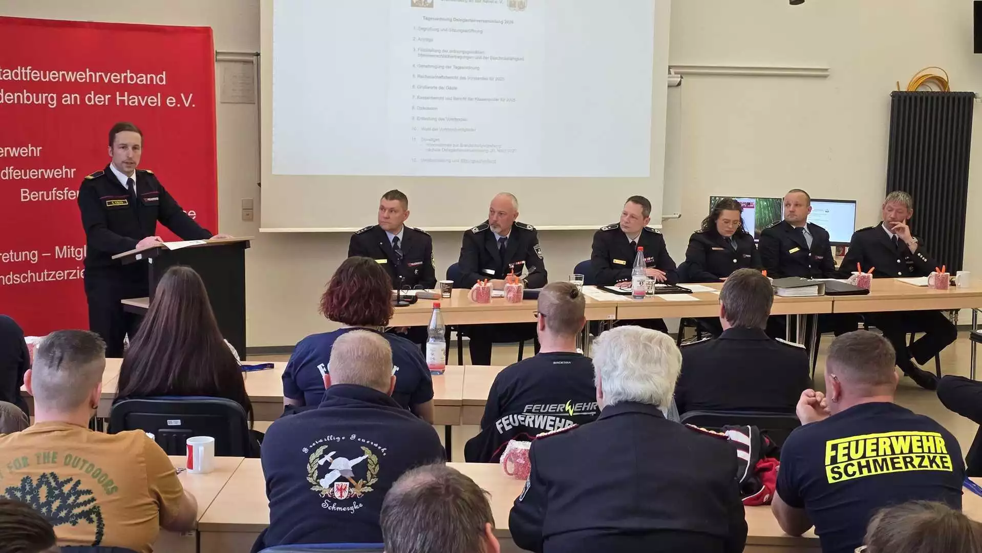 Feuerwehren stärken: Feuerwehrleiter Sebastian Kalka mit dem alten und neuen Vorstand des Stadtfeuerwehrverbandes. © Stadt Brandenburg an der Havel / Th. Messerschmidt