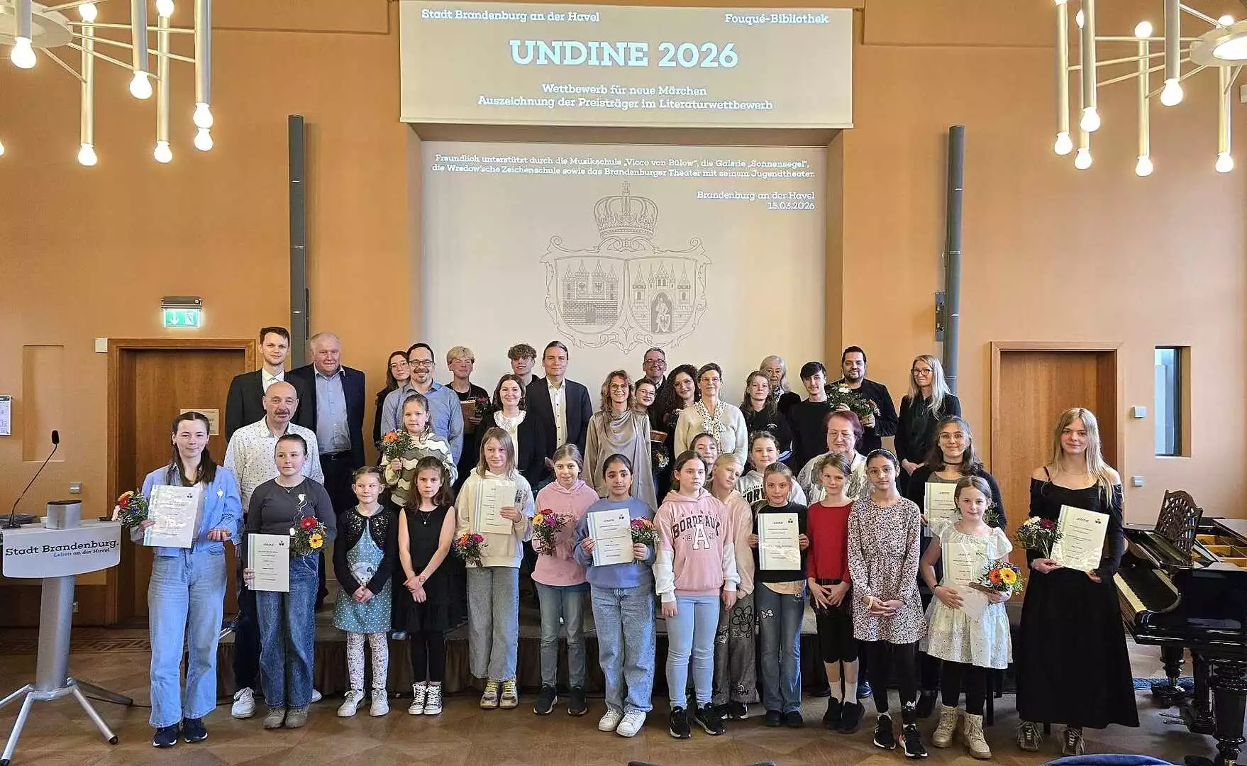 „Undine“-Preisträger feierlich ausgezeichnet Gruppenfoto mit Auszeichnungen und Blumen © Stadt Brandenburg an der Havel / Th. Messerschmidt