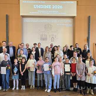 „Undine“-Preisträger feierlich ausgezeichnet Gruppenfoto mit Auszeichnungen und Blumen © Stadt Brandenburg an der Havel / Th. Messerschmidt