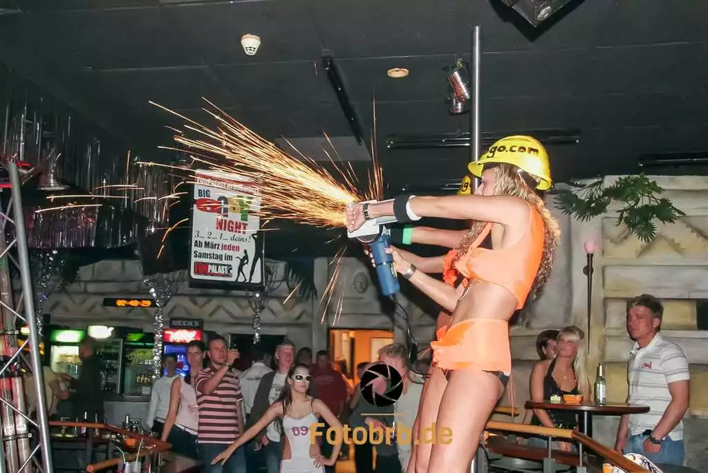 Frau mit Sprühgerät und Publikum. April 2007: Oster-Rave