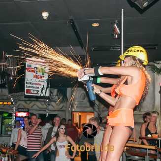 Frau mit Sprühgerät und Publikum. April 2007: Oster-Rave