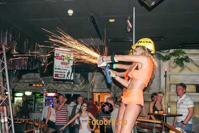 Frau mit Sprühgerät und Publikum. April 2007: Oster-Rave