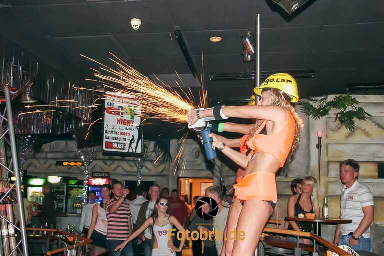 Frau mit Sprühgerät und Publikum. April 2007: Oster-Rave