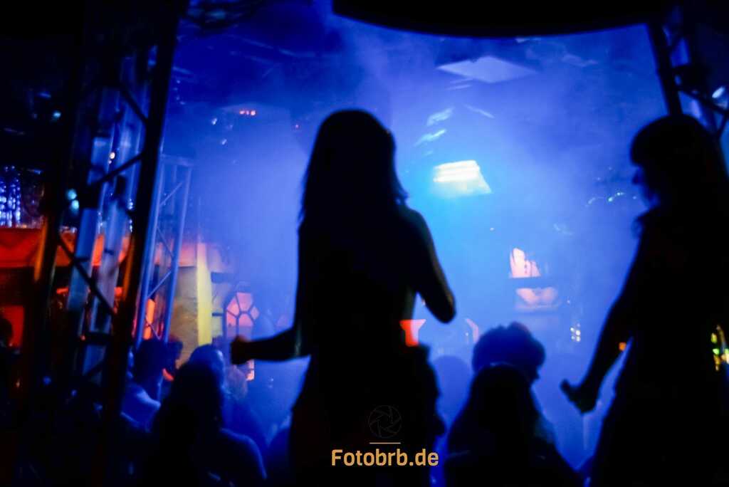 Tanzende Silhouetten in buntem Licht