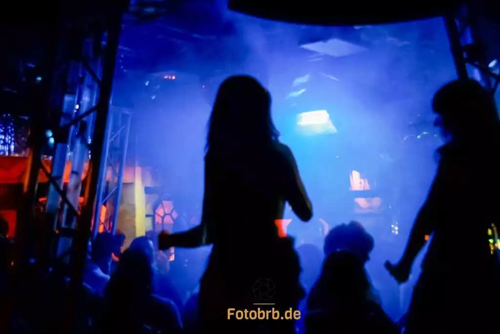 Tanzende Silhouetten in buntem Licht