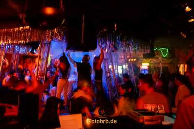 Bunte Lichter und tanzende Menschen.