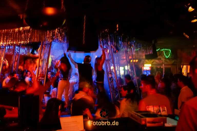 Bunte Lichter und tanzende Menschen.
