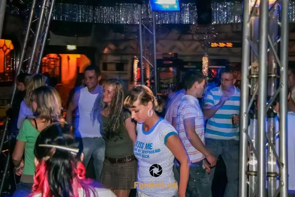 Menschen tanzen in einem Nachtclub. März 2007 im Funpalast