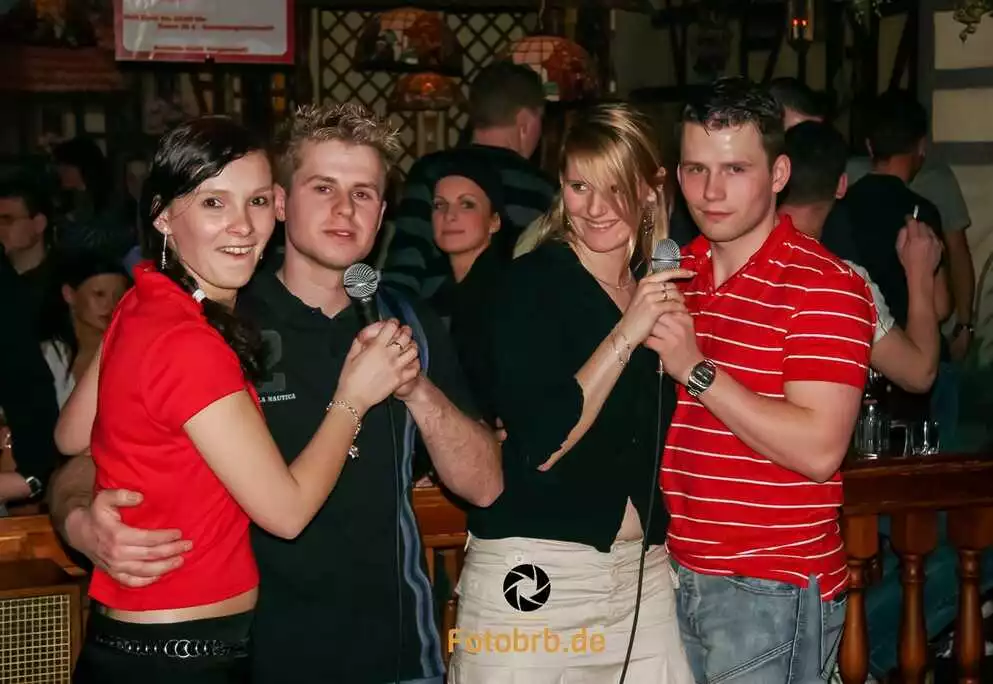 Menschen singen Karaoke in einer Bar.