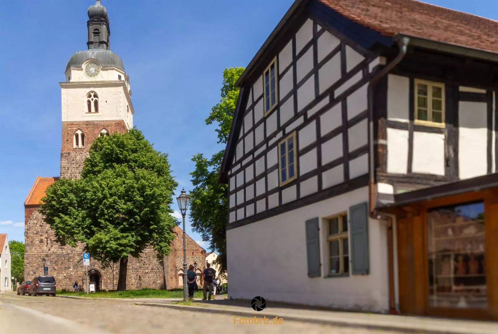 St. Gotthardtkirche mit Blick (rechts) zur Galerie Sonnensegel