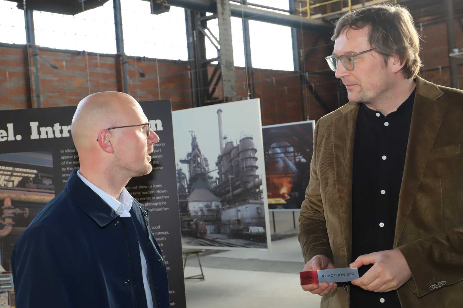 Daniel Keip übergab an Museumsleiter Marius Krohn ein Robotron-Schild aus Familienbesitz. © Stadt Brandenburg an der Havel / René Paul-Peters