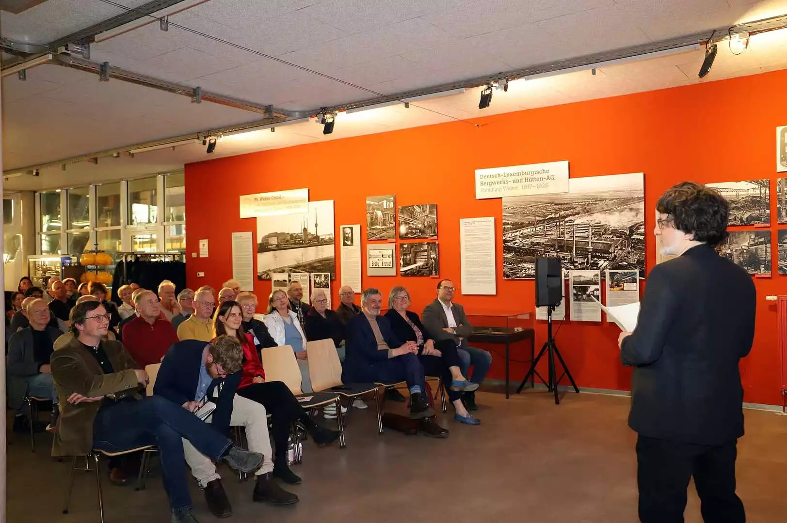 Comiczeichner Aike Arndt erläuterte den langwierigen Prozess wie er Comics erstellt. © Stadt Brandenburg an der Havel / René Paul-Peters