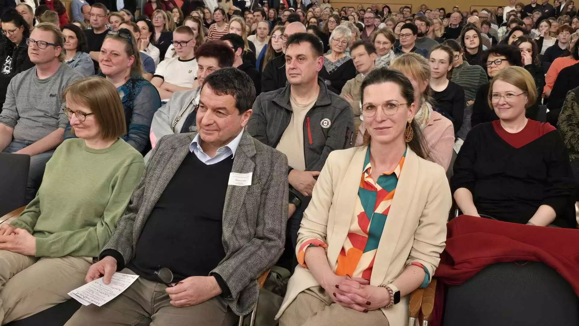 Beigeordnete Alexandra Adel und VDMK-Geschäftsführer Winnetou Sosa inmitten der großen Gästeschar im Rolandsaal. © Stadt Brandenburg an der Havel / Th. Messerschmidt