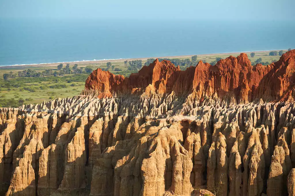 Felsformationen und Meerblick in Angola.