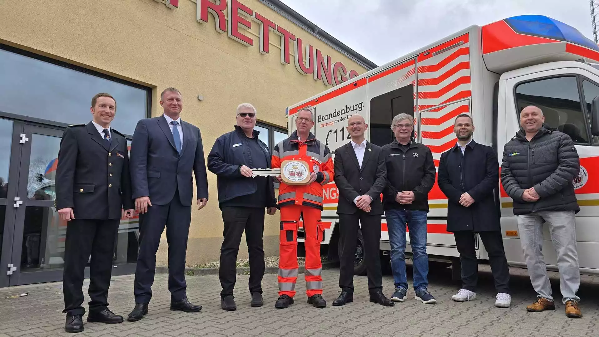 Schlüsselszene für Torsten Harms von der Firma HAAS und Dr. Martin Hochstatter, Ärztlicher Leiter des Rettungsdienstes. © Stadt Brandenburg an der Havel / Th. Messerschmidt