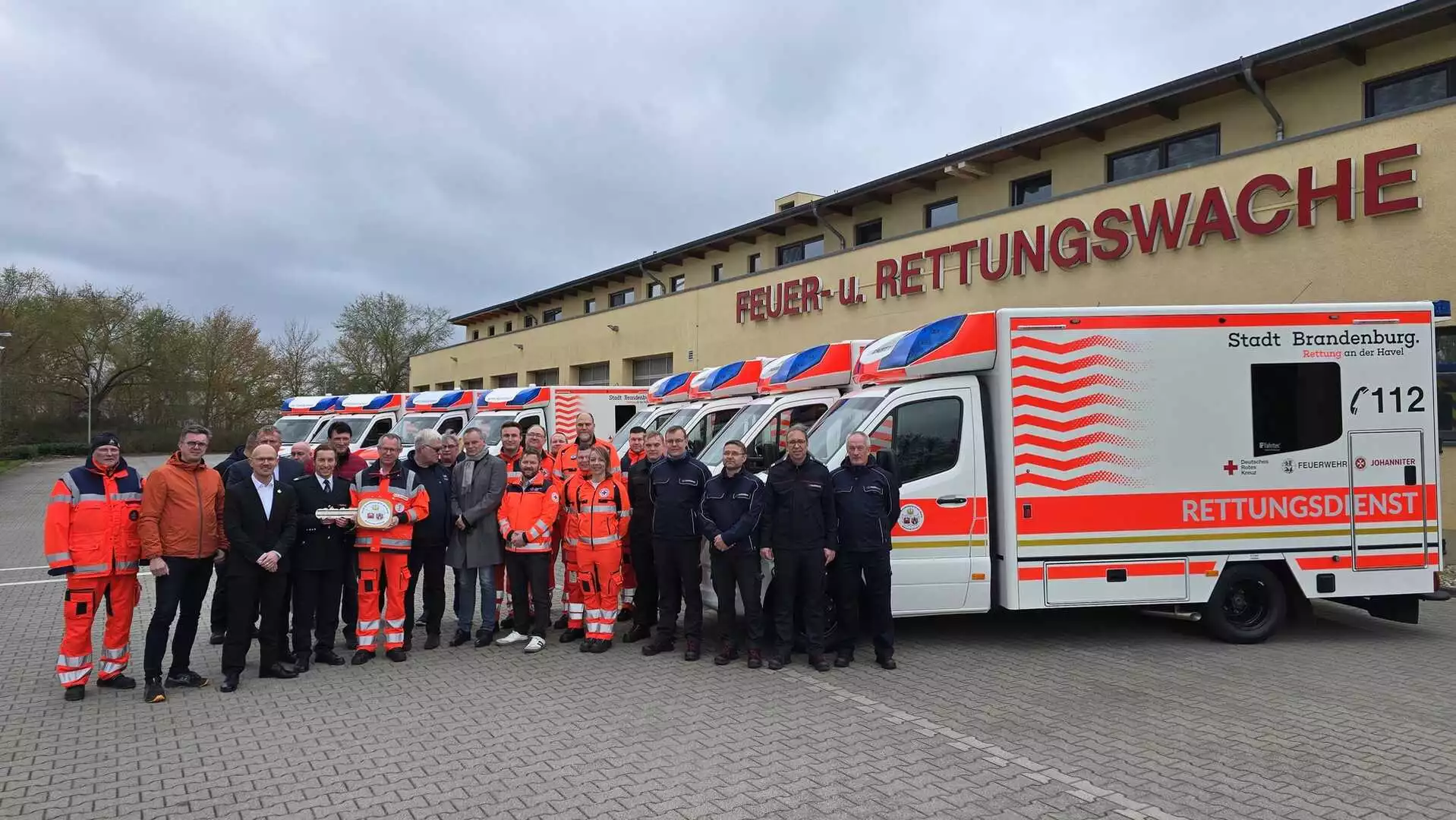 Gruppenbild vor der vollständigen RTW-Flotte. © Stadt Brandenburg an der Havel / Th. Messerschmidt