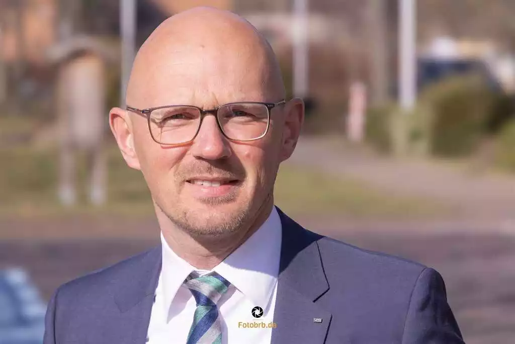 Mann in Anzug im Freien Daniel Keip