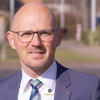 Mann in Anzug im Freien Daniel Keip