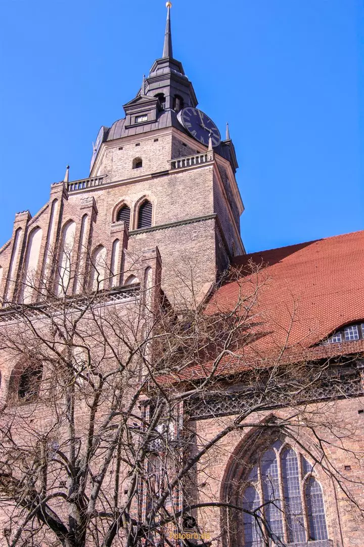 Massiver Turm der Kirche