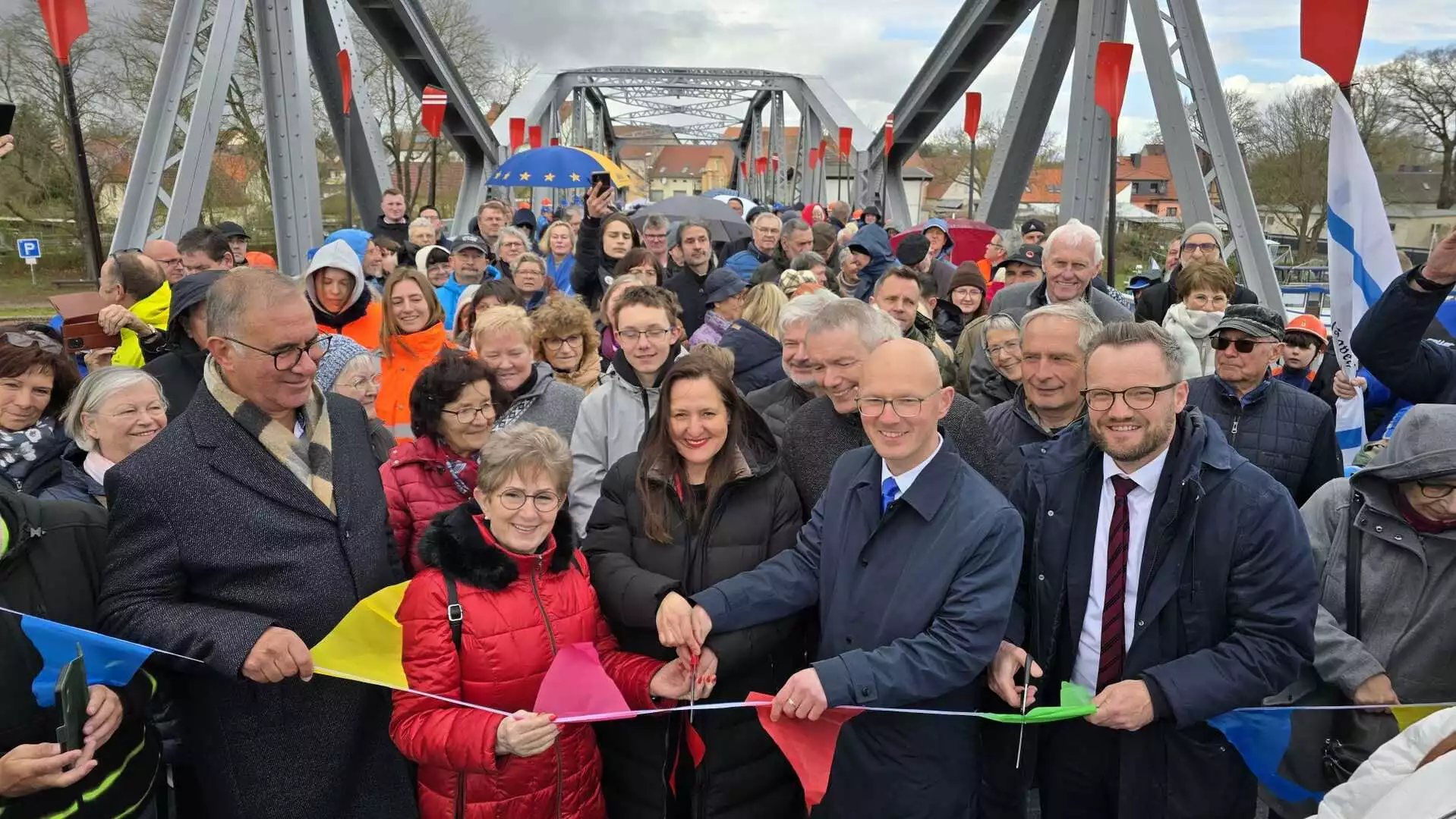 Kulturministerin Dr. Manja Schüle, Oberbürgermeister Daniel Keip, Bürgermeister Michael Müller und die ehemalige Oberbürgermeisterin Dr. Dietlind Tiemann durchtrennten das Band zur Freigabe der Plauer Brücke. © Stadt Brandenburg an der Havel / Th. Messerschmidt