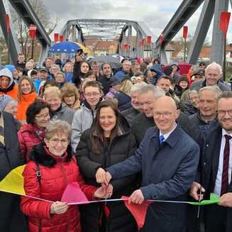 Kulturministerin Dr. Manja Schüle, Oberbürgermeister Daniel Keip, Bürgermeister Michael Müller und die ehemalige Oberbürgermeisterin Dr. Dietlind Tiemann durchtrennten das Band zur Freigabe der Plauer Brücke. © Stadt Brandenburg an der Havel / Th. Messerschmidt