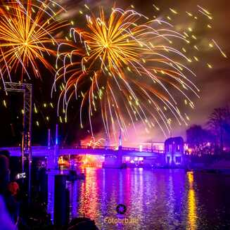 Feuerwerk über dem Wasser Feuerwerk über die Havel von Brandenburg an der Havel zum Erwachen der BUGA 2015